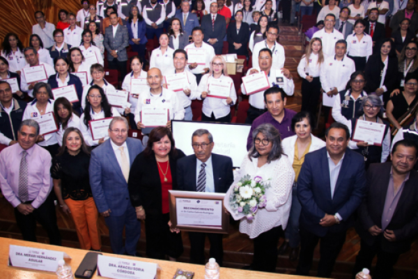 Médicos y paramédicos son reconocidos por su labor profesional