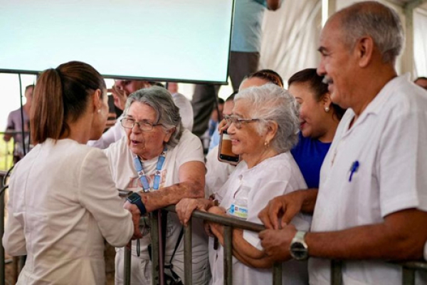 La presidenta Claudia Sheinbaum da banderazo a puentes en Colima