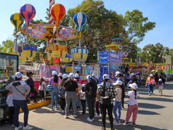 Familias poblanas de diferentes municipios de Puebla disfrutan La Feria