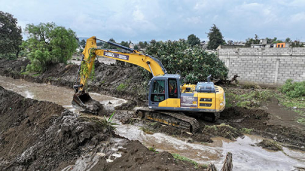 Se despliega maquinaria para evitar inundaciones en Ciudad Serdán