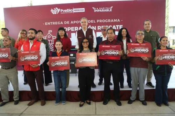 Ayuntamiento entrega módulos hidropónicos a 20 escuelas