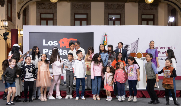 Inicia entrega de becas “Rita Cetina”