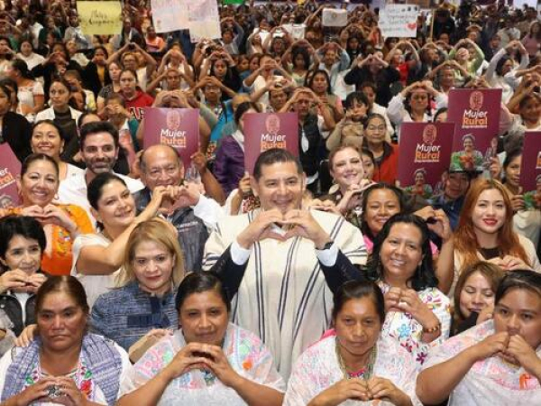 Alejandro Armenta entrega apoyos del programa “Mujer Rural Emprendedora”
