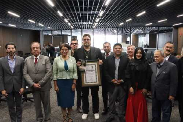 Congreso reconoce a Charly Meier, creador de Autoart World