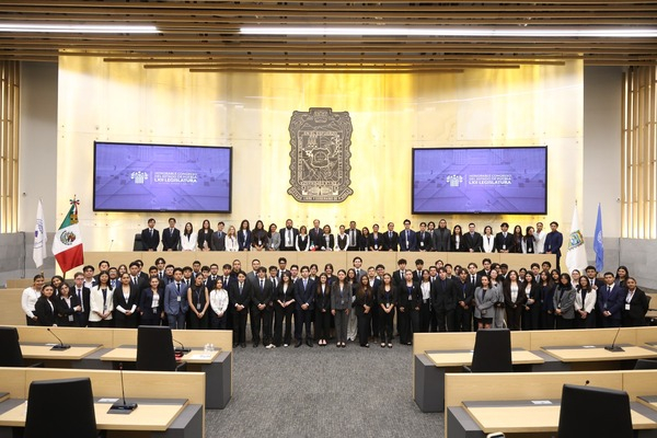 Congreso recibe a la Trinity School MX