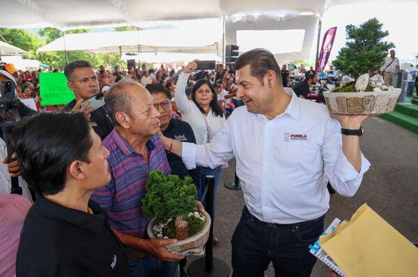 Huauchinango recibe apoyos para el campo y la educación