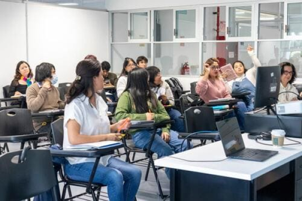 UNICREA inicia formación profesional de estudiantes
