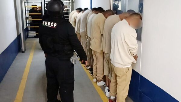 Trasladan a 11 internos al penal de Tepexi