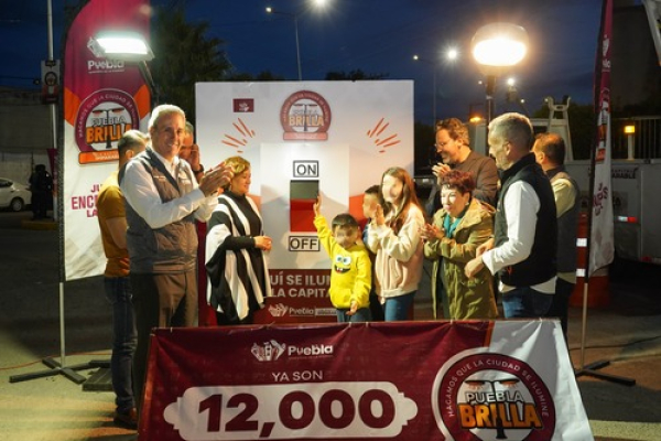 En Castillotla, &quot;Puebla Brilla&quot; moderniza 12 mil luminarias