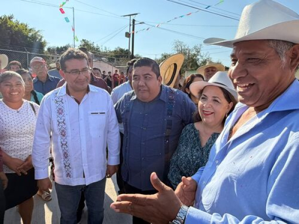 Diputado Pavel Gaspar inaugura vialidad en Tecomatl&aacute;n