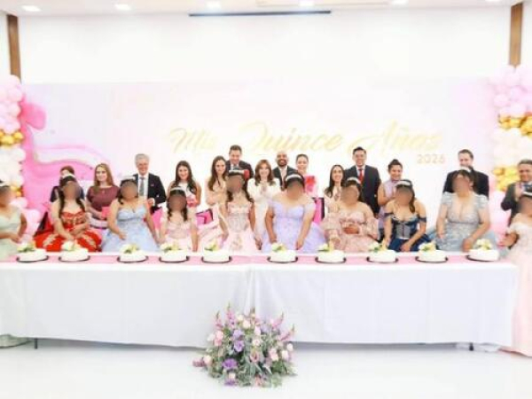 SEDIF celebra a quinceañeras en Casa Puebla