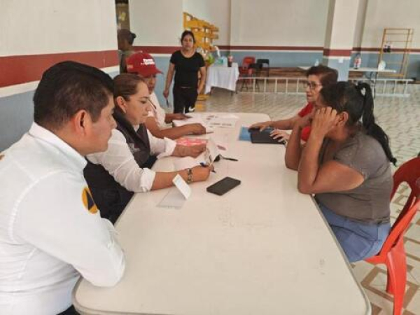 Atienden a damnificados por frente fr&iacute;o en Chicontla