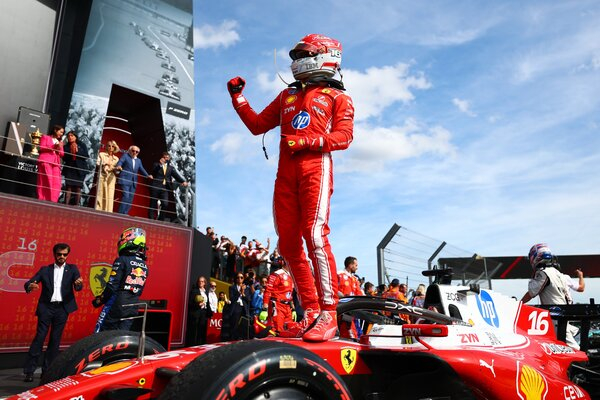 Leclerc gana Silverstone; "Checo" Pérez llega al 15°