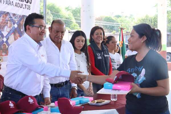 Pável Gaspar reconoce a graduados del IEEA Ixcamilpa