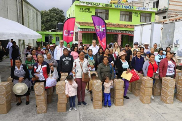 Puebla Capital entrega apoyos alimentarios en Azumiatla