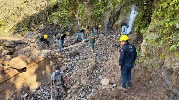 Abren ruta alterna por desgajamiento en Pahuatlán