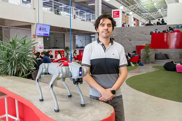 Perro robot llega al campus