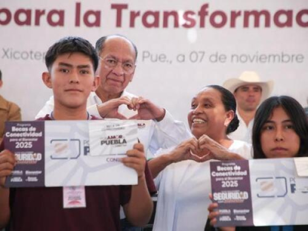 Entregan Becas Conectividad para Xicotepec