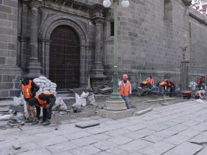 Rehabilitan atrio de la Catedral de Puebla