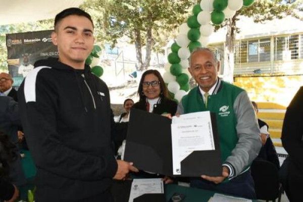 Conalep entrega 30 t&iacute;tulos profesionales en Serd&aacute;n