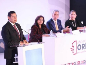 Alejandro Armenta asiste a 1er Informe de Pepe Chedraui