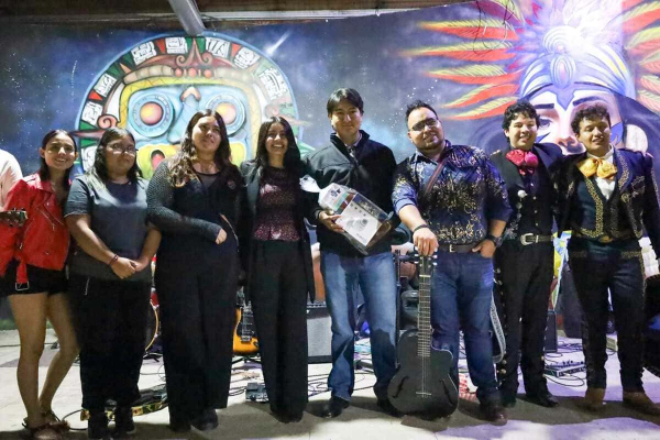 Premian a participantes de “Noche de Cantos”
