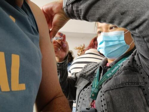 Llevan vacunas contra sarampi&oacute;n a mercados y plazas